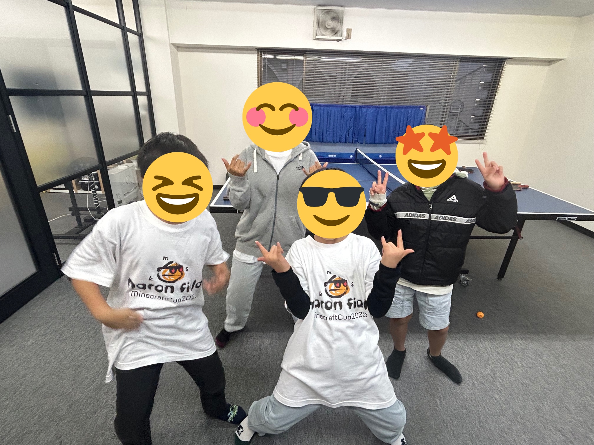 教室のTシャツを着て記念撮影する生徒たち