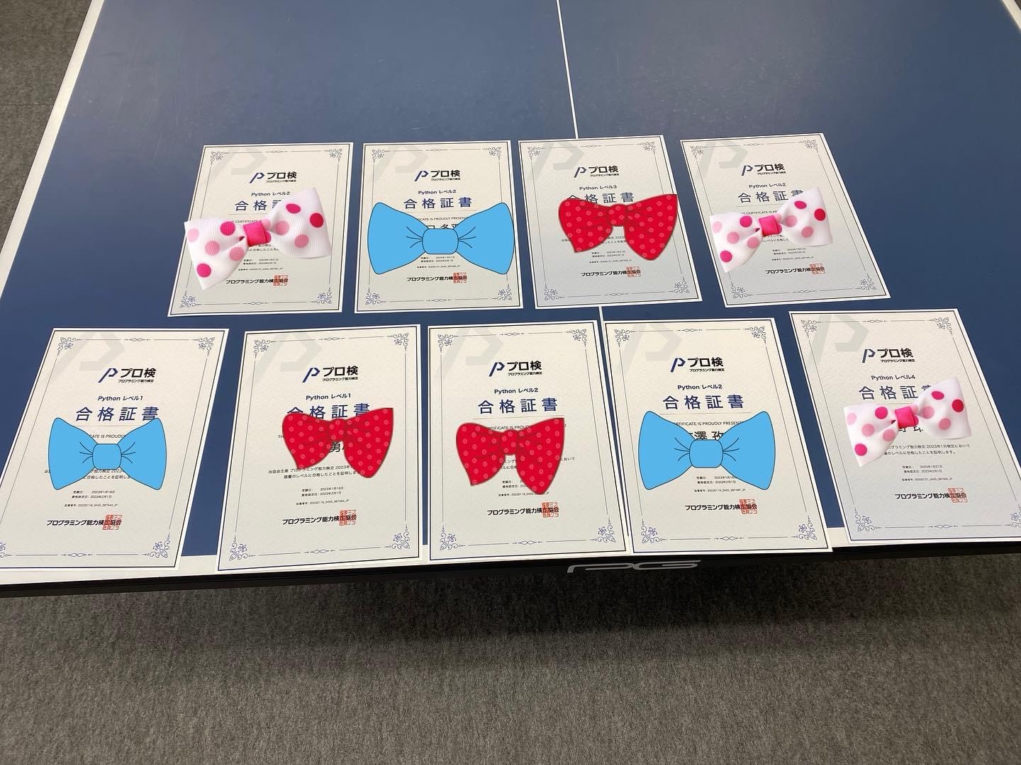 テーブルに並んだ検定の合格証書
