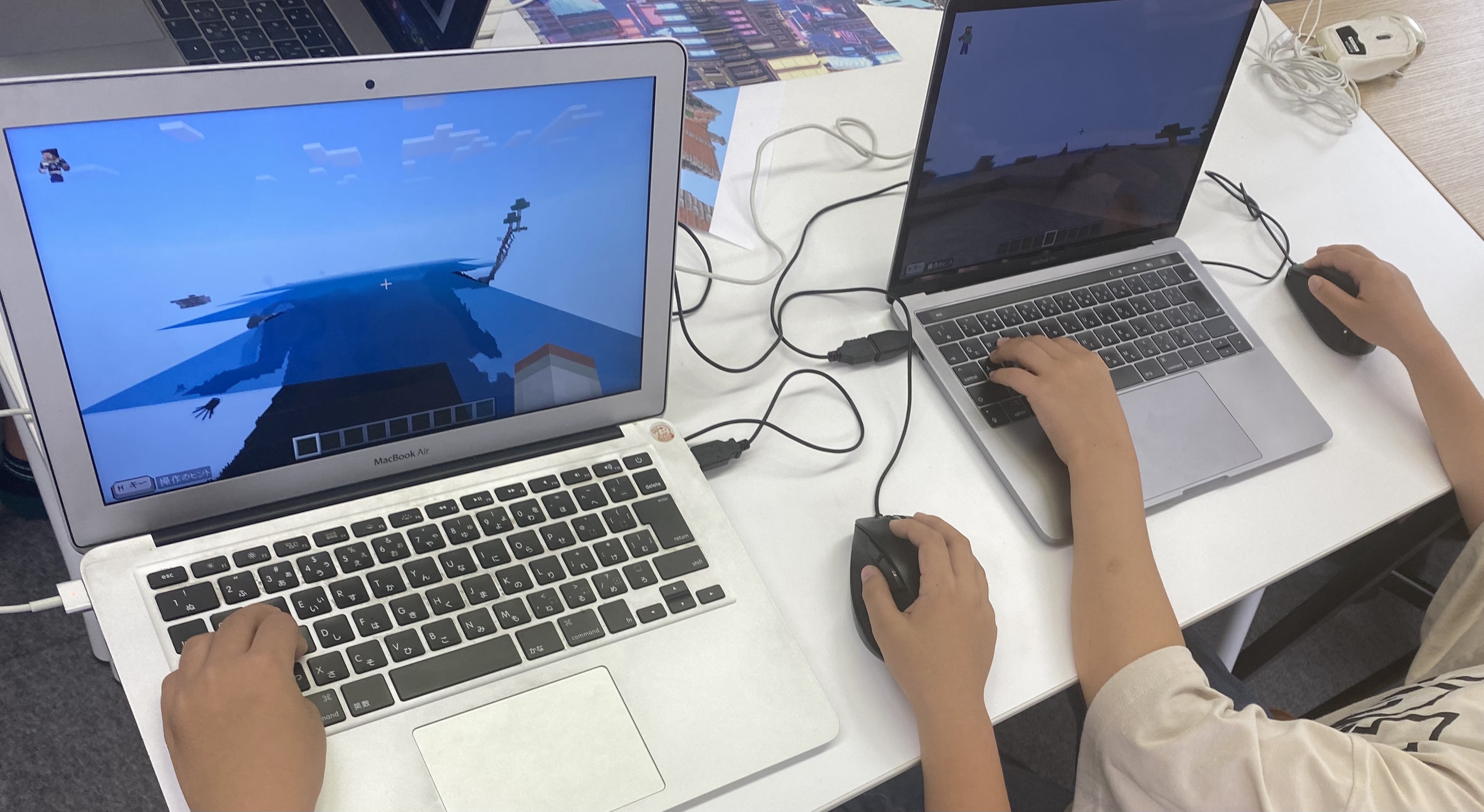 マインクラフトの画面を操作する生徒